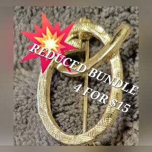 BUNDLE SALE ITEM....VINTAGE INITIAL "O" BROOCH....BUNDLE 4 STARRED ADS FOR $15
